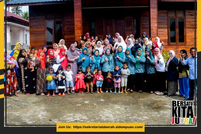 Ketua TP-PKK Padang Sidempuan Meninjau Pelayanan Posyandu dan memberikan Vitamin A Kepada Balita di Posyandu 