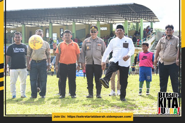 Walikota Irsan Efendi Nasution Tendang Bola Pertama Tanda Dimulainya  Festival sepak bola SSB Sayap Biru Tahun 2023 