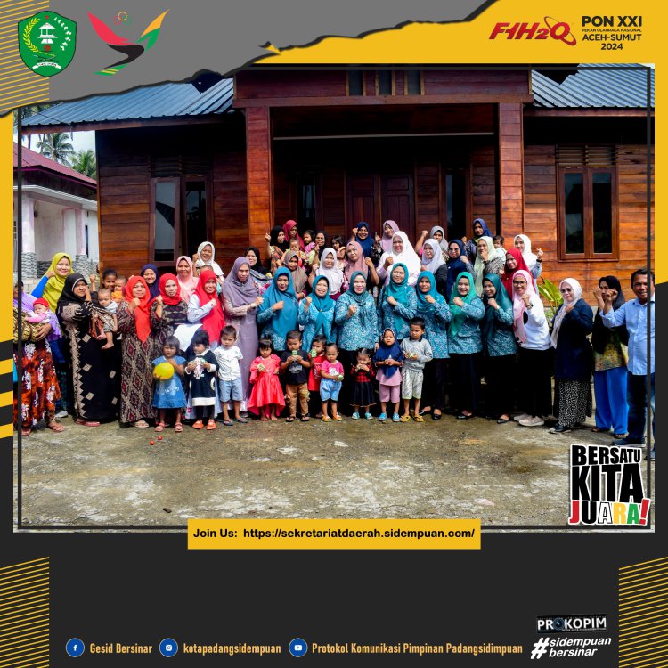 Ketua TP-PKK Padang Sidempuan Meninjau Pelayanan Posyandu dan memberikan Vitamin A Kepada Balita di Posyandu 