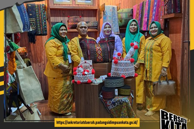 Ketua Dekranasda Kota Padang Sidempuan Ny. Derliana Irsan Efendi menghadiri Pembukaan INACRAFT ke-23