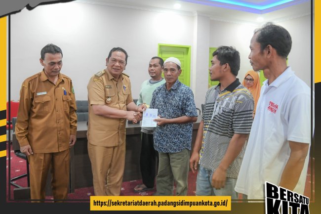 Walikota Irsan Efendi Nasution, SH, MM Serahkan Bantuan Sosial Kepada Korban Bencana Tanah Longsor dan Kebakaran