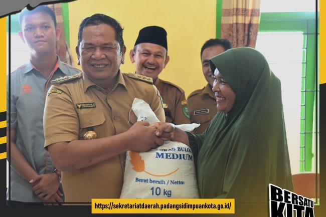 Walikota Padang Sidempuan Salurkan Cadangan Beras Pemerintah (CBP) Untuk Ketahanan Pangan Tahun 2023 di Kecamatan Padang Sidempuan Angkola julu Sebanyak 820 Penerima Manfaat