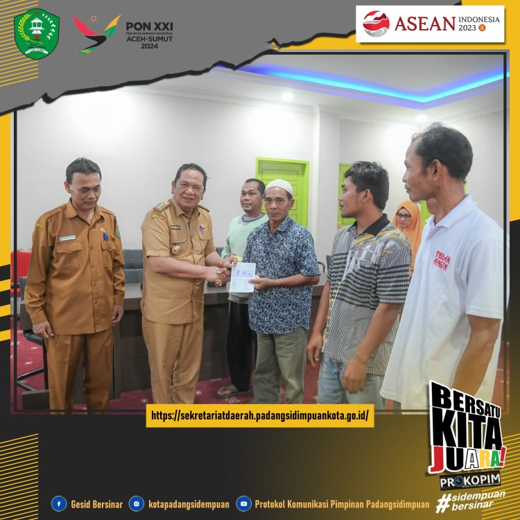 Walikota Irsan Efendi Nasution, SH, MM Serahkan Bantuan Sosial Kepada Korban Bencana Tanah Longsor dan Kebakaran