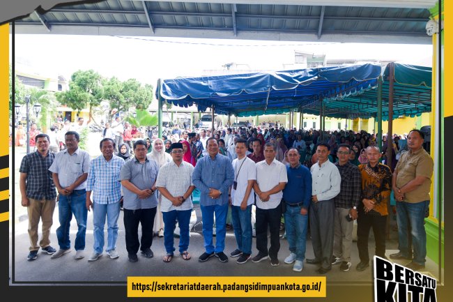 Wali Kota Padangsidimpuan Irsan Efendi Nasution Menyerahkan 1500 Bantuan Pangan Cadangan Beras kepada Warga