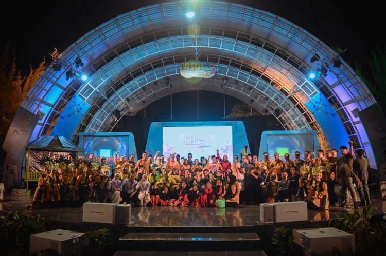 Ribuan Pengunjung yang Berasal dari Kota Medan dan juga Masyarakat yang Khusus hadir dari Padangsidimpuan Memadati Tribun Arena Panggung Keong pada Pekan Raya Sumatera Utara (PRSU) ke-49