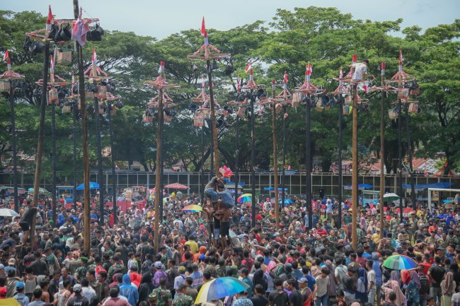 Ribuan Masyarakat Padangsidimpuan Tumpah Ruah Hadiri Pesta Rakyat Memeriahkan HUT RI 78 Di Stadion H.m. Nurdin 