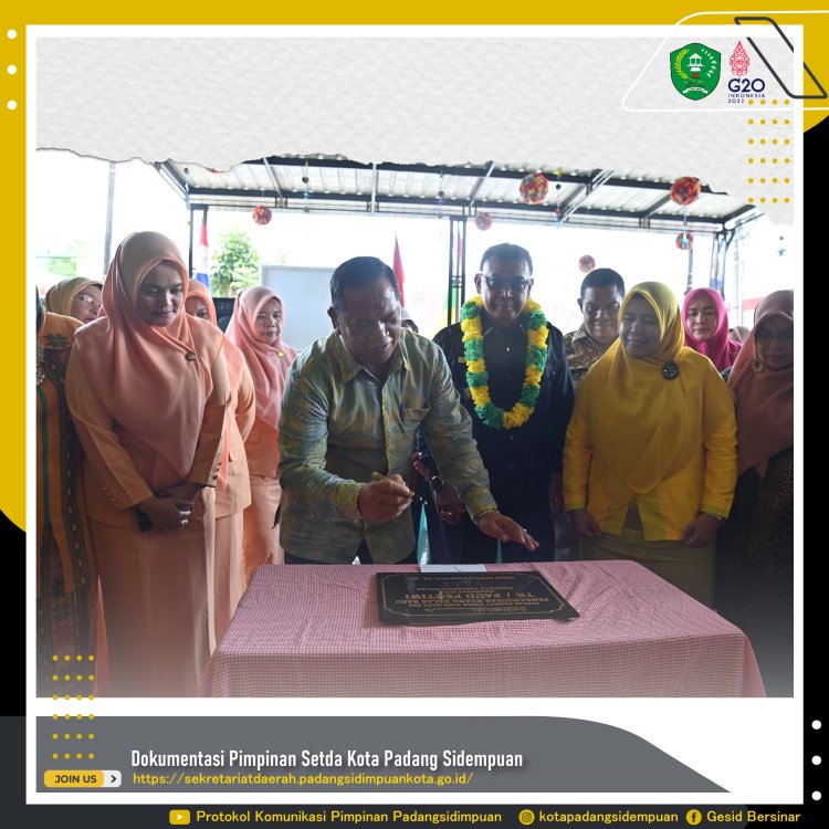 WAKO IRSAN GUNTING PITA PERESMIAN GEDUNG BARU TK. PERTIWI PADANGSIDINPUAN